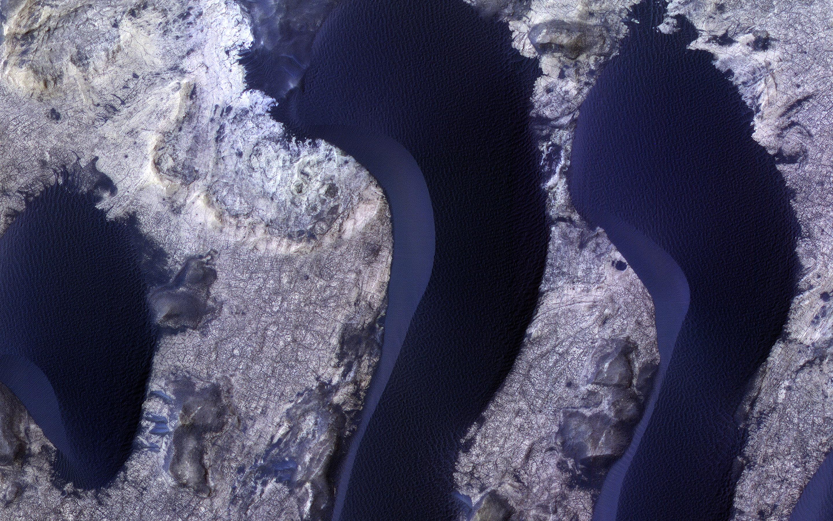 火星・メリディアニ平原の砂丘 — MRO / HiRISE · 2022 · 色を強調した観測画像