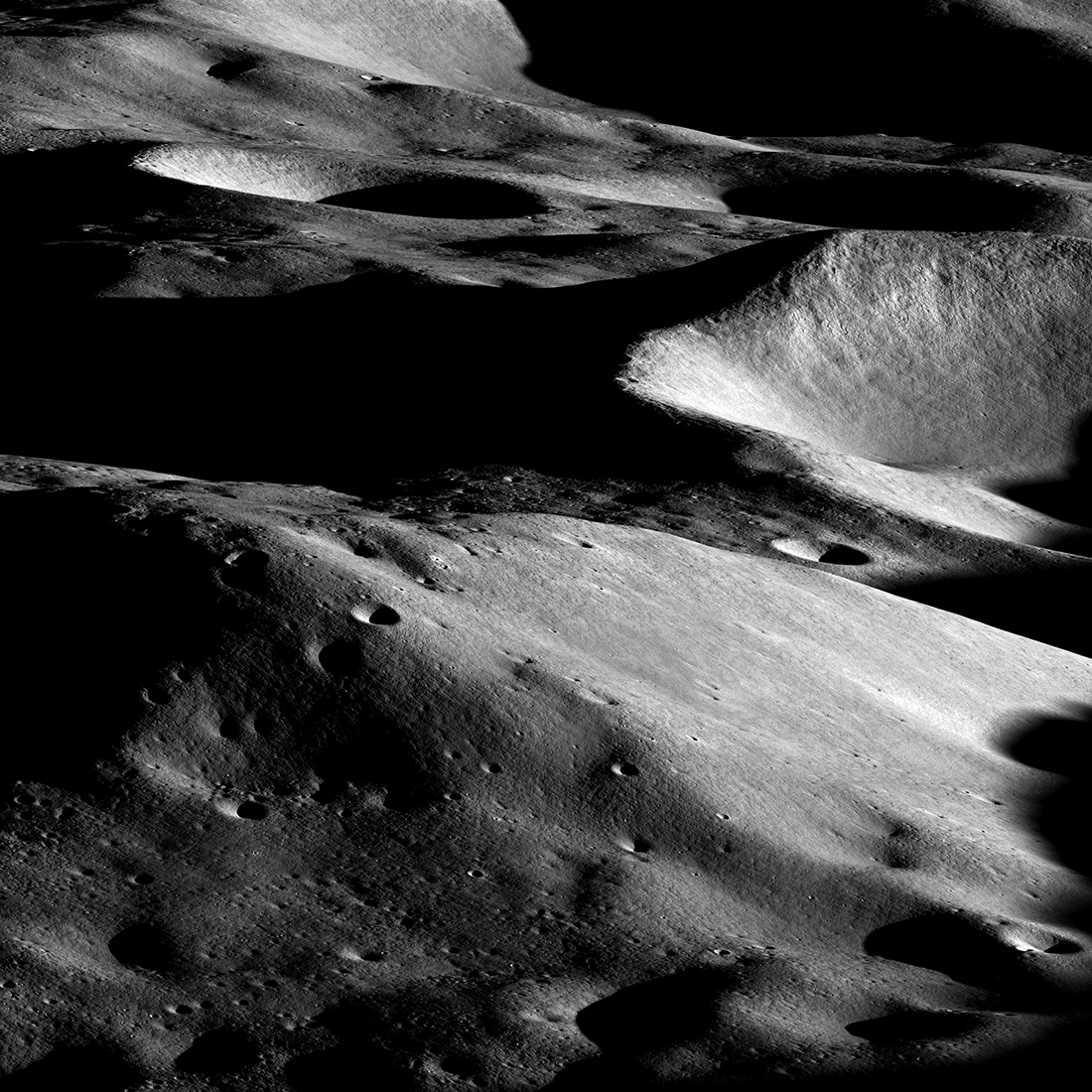 月南極付近・マラパート山塊 — LRO / LROC · 2023 · 軌道上からの観測画像