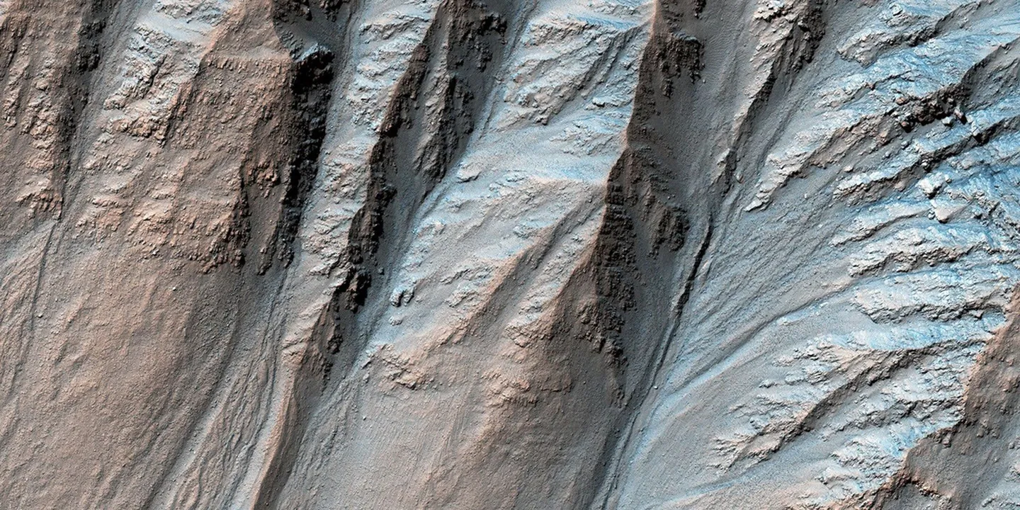 火星のクレーター斜面 — MRO / HiRISE