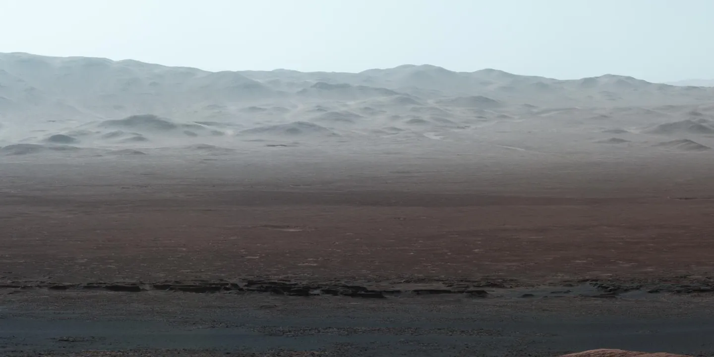 火星・ゲールクレーター — Curiosity / Mastcam · 2017 · ホワイトバランス調整済みパノラマ