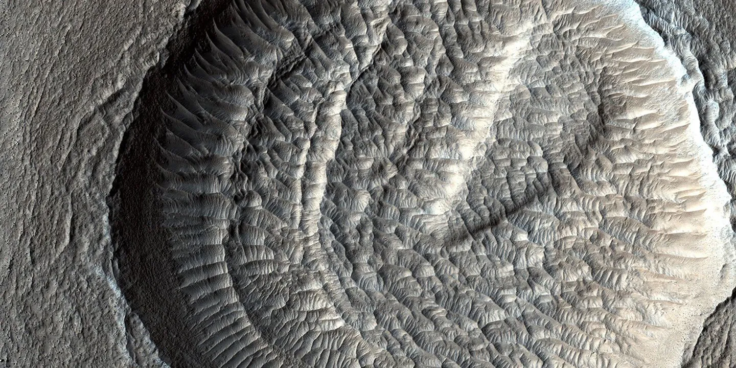Layered deposits and wind ripples on Mars — MRO / HiRISE