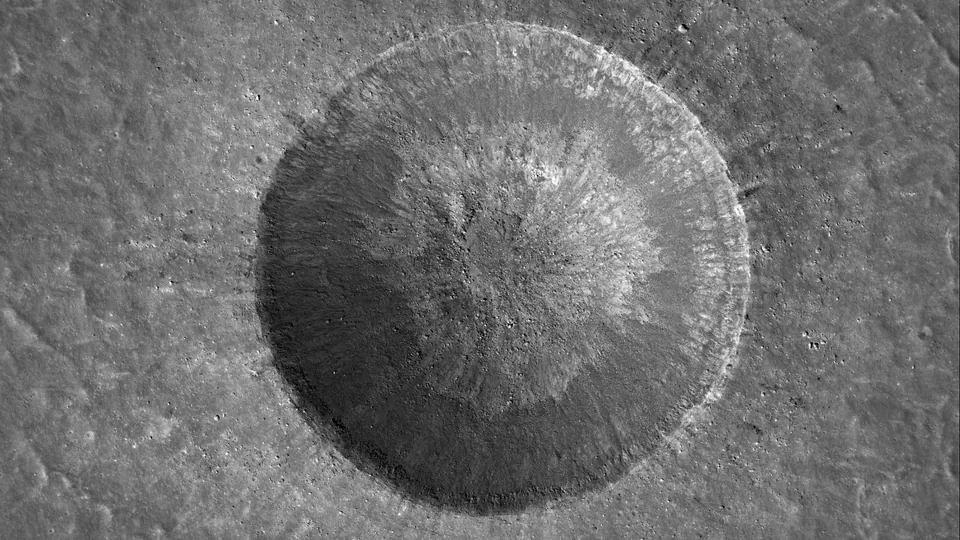 月・リンネクレーター — LRO / LROC