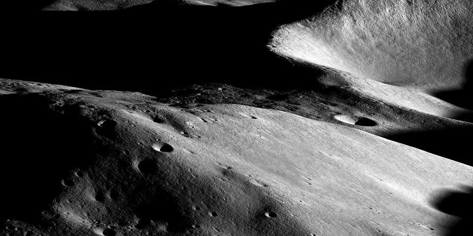 月南極付近・マラパート山塊 — LRO / LROC · 2023 · 軌道上からの観測画像