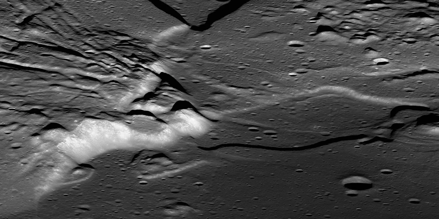 月・オリエンターレ盆地の衝突溶融物 — LRO / LROC